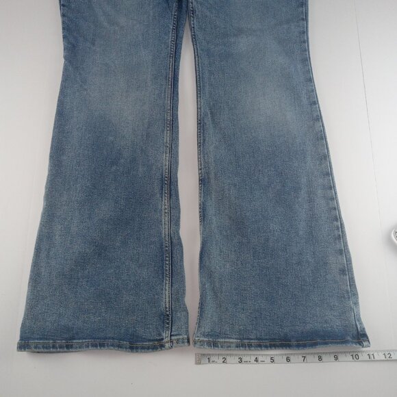 Old Navy Higher High Rise Flare Leg Jeans Women's Size 16 Light Wash Stretch - Picture 3 of 9